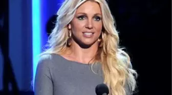 Britney Kendisine Dikkat Ediyor