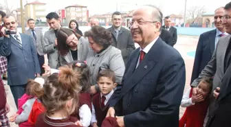 Vali Kolat İşitme Engelli Öğrencileri Ziyaret Etti