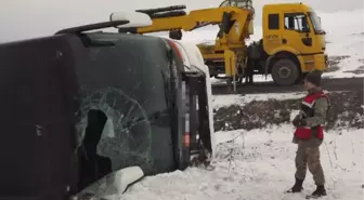 Yolcu Otobüsü Devrildi: 13 Yaralı