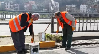 Görele Belediyesi İlçedeki Kaldırımları Boyuyor