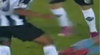 Ronaldinho'ya Uçan Tekme!