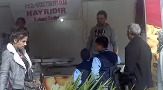 SP, Necmettin Erbakan İçin Lokma Dağıttı