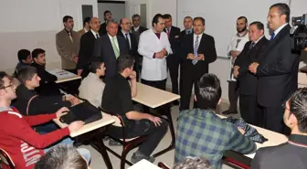 Vali Dalmaz ve Müşteşar Yardımcısı Tufan Şahinbey'de Eğitim Gören Suriyeli Öğrencilerle