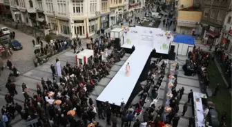 İzmir'de Sokak Defilesi