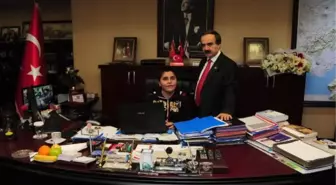 Görme Engelli Cüneyt Vali Koltuğuna Oturdu