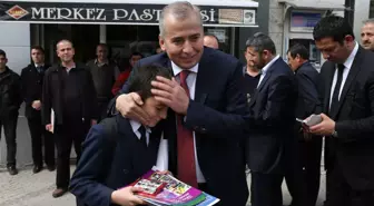 Başkan Zolan, Çocuklara Çizgi Roman Kitabı Hediye Ediyor