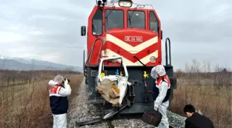 Yük Treni, İşçi Servisiyle Çarpıştı: 1 Ölü, 3 Yaralı