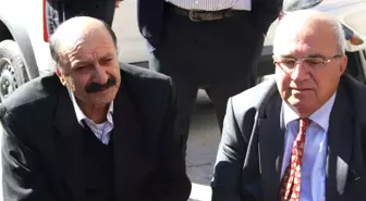 Arazi Çatışmasında Öldürülen Kayınbirader ve Yeğeninin Cenazesini Eski Bakan Arif Sezer Teslim Aldı