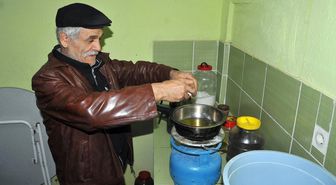 Felçli Kadın Eşinin Sayesinde Hayata Tutunuyor