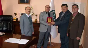 Soma Muhtarlar Derneği'nden Müftü Karatuğ'a Plaket