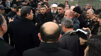 Düzce'de Vali Konağı Önünde Hareketli Saatler