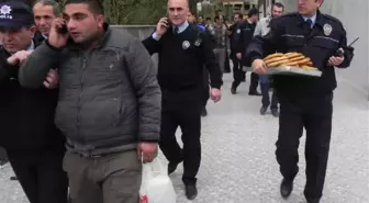 Kadın Müteahhit Söz Verdi, Bin Lira Kredi Borcu İçin İnşaata Çıkan Simitçi İkna Oldu