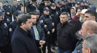 Köylüler Valinin Evine Yürüdü