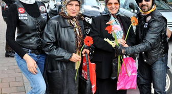 Motor Tutkunlarından Kadınlara Çiçek Jesti