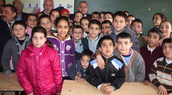 İdeal Toplum Derneği'nden Öğrencilere Okul Malzemesi Yardımı Yapıldı