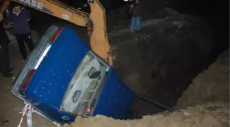 Otomobil, İnşaatın Kanalizasyon Çukuruna Düştü