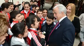 Öğrencilerden Aldırmaz'a Sevgi Gösterisi