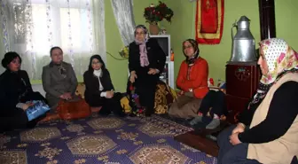 Vali Eşi Fakir Aileye Yardım Eli Uzattı