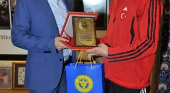 Avrupa Şampiyonu Bucalı İbrahim Uçan'a Başkan Tatı'dan Plaket