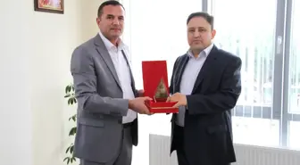 Başkan Mergen'den Eğitime Destek Verenlere Plaket