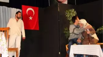 Kavak'ta 'Mum Işığı, Aile Bağı' Adlı Oyun Sahnelendi