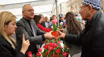 Başkan Ergün, Perşembe Pazarında Vatandaşlara Çiçek Dağıttı