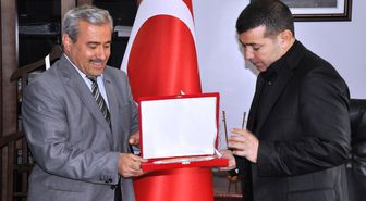 Öğrenci Yurtlarından Belediye Başkanı Ali Murat Bucak'a Plaket