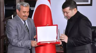 Öğrenci Yurtlarından Belediye Başkanı Ali Murat Bucak'a Plaket