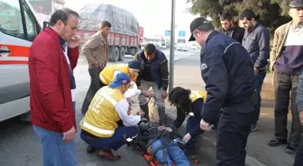 Otomobilin Çarptığı Motosiklet Sürücüsü Yaralandı