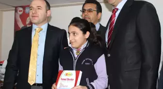 Siirt Emniyet Müdürlüğü'nden Sbs'ye Hazırlanan Öğrencilere Kitap ve Cd Desteği