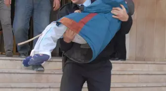 Yürüyemeyen Şahidi Kucağında Taşıyan Polis Ayın Polisi Seçildi