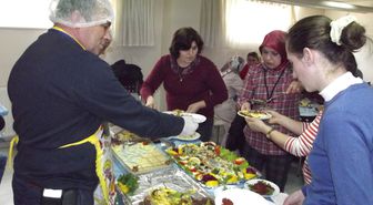 Ev Kadınları Aşçılık Kursunda Yemek Yapmayı Öğreniyor