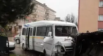 Öğrenci Servisi Otomobille Çarpıştı
