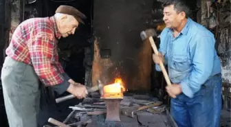 83 Yaşındaki Demirci Ustası Gençlere Örnek