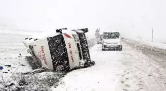 Ambulans Karlı Yolda Devrildi: 6 Yaralı