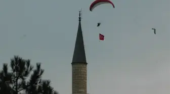 Gökyüzünde Türk Bayrağı Açtılar