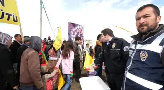 Polisten Nevruz'a Katılanlara Şeker