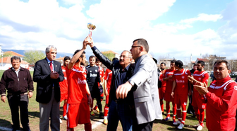 Sarıgöl Belediyespor, İkincilik Kupasını Aldı.