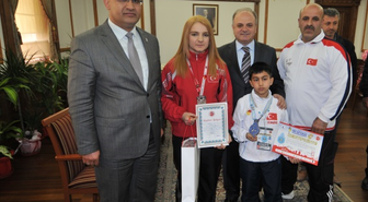 Çakacak Şampiyon Sporcuları Ödüllendirdi