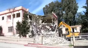 Karaisalı'da Eski Kuran Kursu Binası Yıkıldı