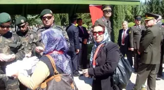 MHP'li Kadınlar Şehitliklerde Bisküvi İkramında Bulundu