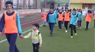 Futbolcu Seher, Kızını Yeşil Sahalarda Büyütüyor