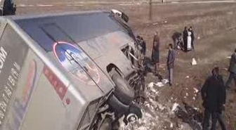 Pasinler'de Trafik Kazası: 20 Yaralı