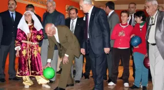 Yaşlılar, Vali ve Rektörlü Bowling Oynadı