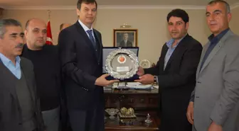 Muhtarlardan Emniyet Müdürü Akgüç'e Plaket