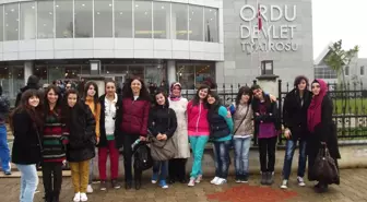 Pansiyon Öğrencileri Tiyatroya ile Buluştu