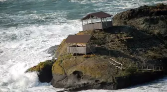 Karadeniz'de Dev Dalgalar Balıkçı Barınağını Yıktı