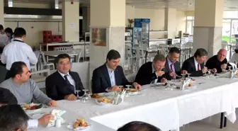 Erdek Kaymakamı Kaygısız Öğrencilerle Yemek Yedi