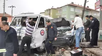 Öğrenci Servisi ile Polis Otosu Çarpıştı: 4 Yaralı