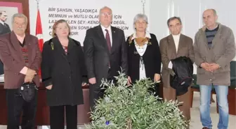 Burhaniye'de Emeklilerden Kaymakam ve Başkan Ziyareti